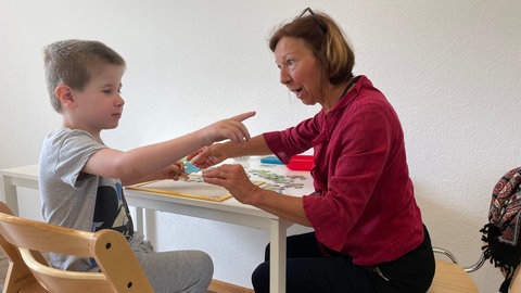 Ein junger Klient erhält im Autismus-Zentrum in Rastatt eine Therapiestunde