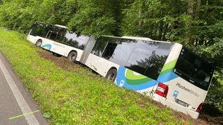 Ein Bus steht im Straßengraben auf einer Landstraße im Enzkreis.