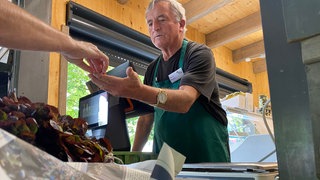 Spargelverkäufer Borel bei der Arbeit im Stand in Karlsruhe