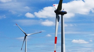 Symbolbild: Eine Windkraftanlage mit ihren riesigen Rotorblättern. In Tiefenbronn (Enzkreis) soll es einen Bürgerentscheid zum Ausbau der Windkraft geben.