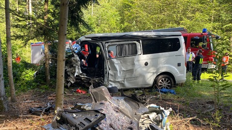 Einen schweren Unfall zwischen zwei Bussen hat es am Montagnachmittag bei Engelsbrand im Enzkreis gegeben. 