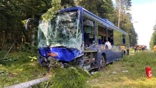 Schweren Unfall mit einem Linienbus und einem Kleinbus bei Engelsbrand im Enzkreis