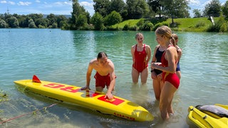 Sommer am Baggersee in Muggensturm im Landkreis Rastatt: Der Nachwuchs der DLRG trainiert dort Rettungseinsätze.