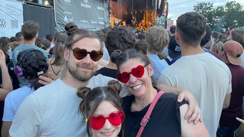 Eva, Johannes und Tochter Julia besuchen DAS FEST wegen Nina Chuba und haben sich für sie auch passend gestylt.