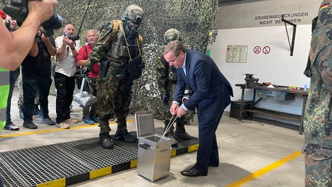 Verteidigungsminister Boris Pistorius beim Besuch des ABC-Abwehrkommandos in Bruchsal