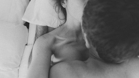 Symbolbild: Ein Pärchen beim Sex. Eine Firma aus dem Kreis Karlsruhe verkauft Blutkapseln, mit denen Frauen ihre Jungfräulichkeit vorspielen können.