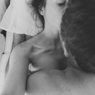 Symbolbild: Ein Pärchen beim Sex. Eine Firma aus dem Kreis Karlsruhe verkauft Blutkapseln, mit denen Frauen ihre Jungfräulichkeit vorspielen können.