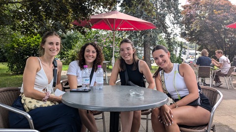 Vier Frauen sitzen auf einem Rastplatz bei Pforzheim, um dem Stau zum letzten Schultag zu entkommen. 