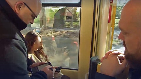 Menschen fahren mit der Straßenbahn: Verkehrsbetriebe Karlsruhe lockern Regelungen für Schwarzfahrer