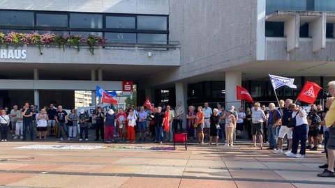Auf dem Pforzheimer Marktplatz demonstrieren Menschen gegen den Rechtsextremisten Martin Sellner.