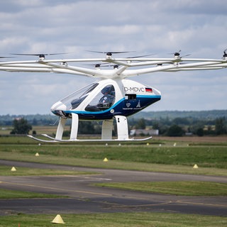 Ein älteres Modell des Flugtaxis von Volocopter hebt am Donnerstag in Versailles bei Paris ab.