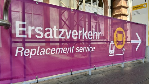 Bahnhof Baden-Baden: Hinweis zum Ersatzverkehr wegen Sperrung der Rheintalbahn.