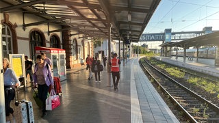 Die Rheintalbahn ist gesperrt. Zwischen Rastatt und Baden-Baden fahren keine Züge. Reisende müssen auf Busse umsteigen.