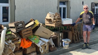 Rolf Rentz beim Aufräumen vor seinem Haus in Gondelsheim