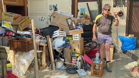 Sperrmüll im Haus von Rolf Hentz beim Aufräumen in Gondelsheim - von Schlamm und Wasser zerstörte Gegenstände sind unbrauchbar geworden.