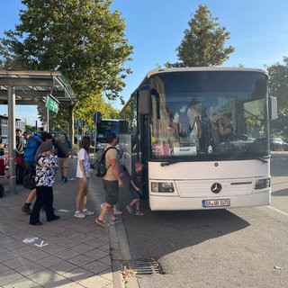 Schienenersatzverkehr vor dem Bahnhof Baden-Baden