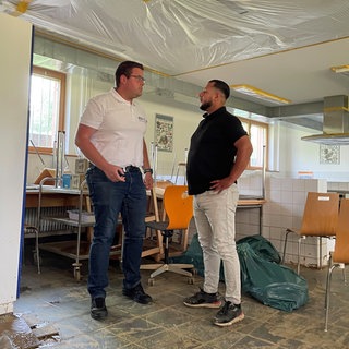 Schadenregulierer Linus Konrad in der Küche der Stirumschule in Bruchsal