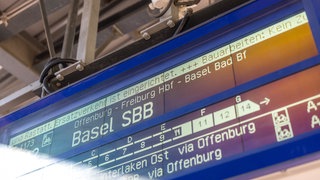 Eine Anzeigetafel am Bahnhof weist auf den Schienenersatzverkehr (SEV) der Rheintalbahn hin. Die Züge des Fernverkehres fahren ab Freitagabend wieder.