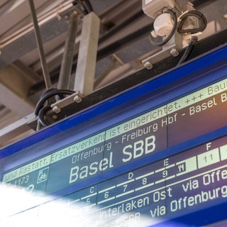 Eine Anzeigetafel am Bahnhof weist auf den Schienenersatzverkehr (SEV) der Rheintalbahn hin. Die Züge des Fernverkehres fahren ab Freitagabend wieder.