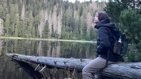 Maria ruht sich nach der Wanderung am Wildsee aus.