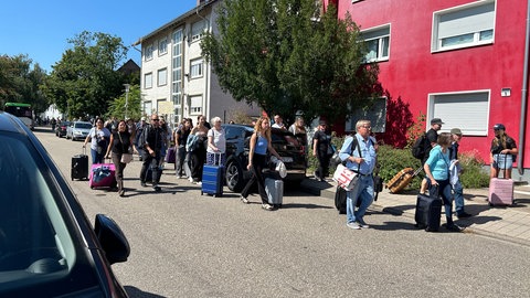 Nicht alle Reisenden des SEV nutzen am Bahnhof Rastatt den Gehweg.