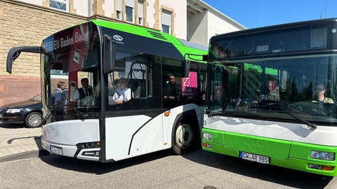 Millimeterarbeit: In der Niederwaldstraße am Bahnhof Rastatt haben die Busse nicht viel Platz, um aneinander vorbeizukommen.