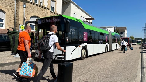 Die Busse des SEV reihen sich über die gesamte Niederwaldstraße am Bahnhof Rastatt. 
