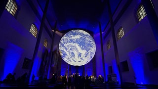 Weltkugel "Gaia" in Karlsruher Stadtkirche ausgestellt.