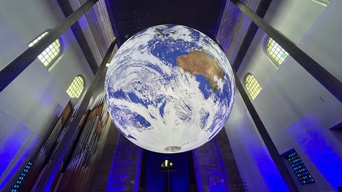 Weltkugel "Gaia" in Karlsruher Stadtkirche ausgestellt.