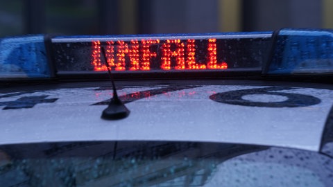 Der Schriftzug "Unfall" ist neben dem Blaulicht auf dem Dach eines Polizeiautos zu lesen. Auf der A5 bei Rastatt hat es einen Unfall gegeben.