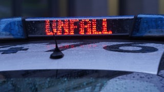 Der Schriftzug "Unfall" ist neben dem Blaulicht auf dem Dach eines Polizeiautos zu lesen. Auf der A5 bei Rastatt hat es einen Unfall gegeben.