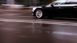 Ein rasendes Auto auf der Straße (Symbolbild)