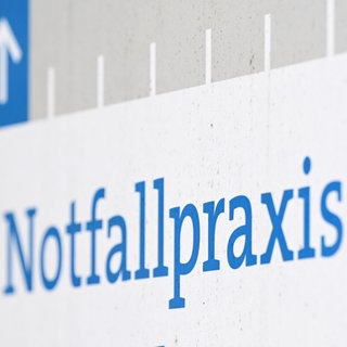 Ein Schild mit der Aufschrift "Notfallpraxis". (Symbolbild)