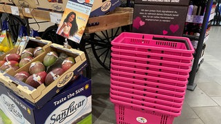 Am Supermarkt-Eingang in Waldbronn stehen pinke Körbe für Kontaktfreudige