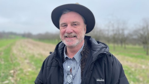 Adolf Karcher, Sprecher der Oberacherner Landwirte, vermittelt in der Diskussion über ungesicherte Bahnübergänge in Achern.