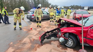 Reinigungsarbeiten der Feuerwehr nach einem Unfall auf der A8 bei Kämpfelbach.