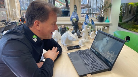 Zoodirektor Reinschmidt und Eisbärbaby