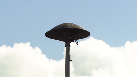 Eine Sirene vor blauem Himmel mit Wolken (Symbolbild)