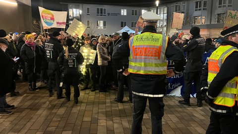 Proteste gegen die AfD vor der Kulturhalle in Remchingen
