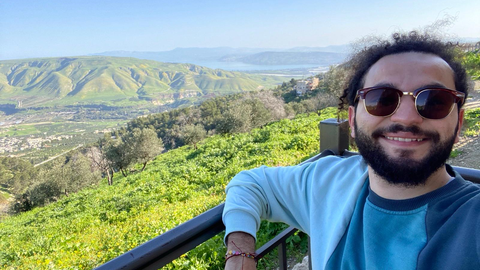 Ahmad Hawarnah in der Drei-Länder-Ecke von Syrien (Golanhöhen), Jordanien und Israel - seine erste Reise mit deutschem Reisepass.