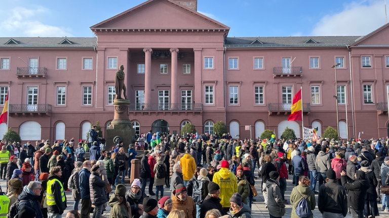 Tausende demonstrieren gegen die AfD in Karlsruhe