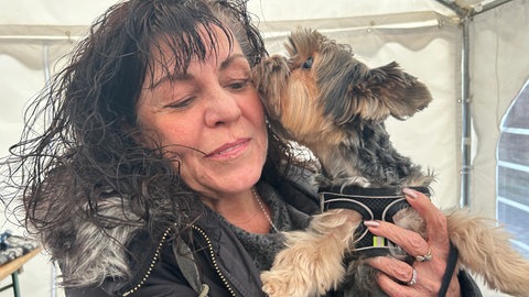 Silvia mit ihrem Hund Ginny.