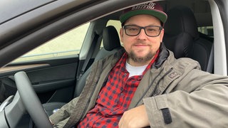 Patrik Schneider produziert Anti-Elon-Musk-Aufkleber für Tesla-Fahrer