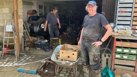 Andreas Nehse schafft den Müll aus seiner Garage in Gondelsheim.