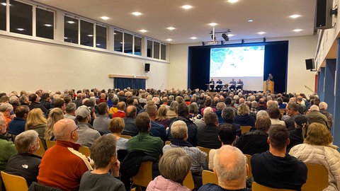 Volles Haus bei Bürgerinfo zu KSK-Erweiterung in Althengstett bei Calw - Sitz des Kommandos Spezialkräfte.