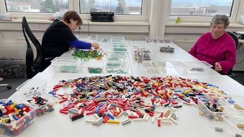 Neues Leben für alte Legosteine: In Pforzheim sichern Lego-Spenden Jobs für Menschen mit Handicap.