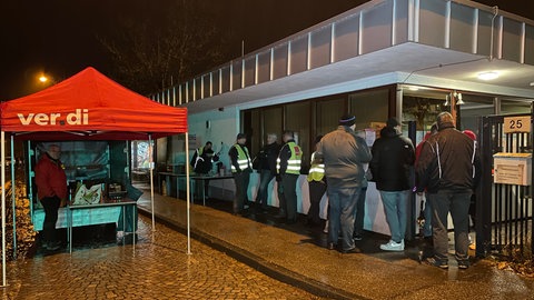 Die Gewerkschaft ver.di ruft im Tarifstreit für den öffentlichen Dienst erstmals im Land zu Warnstreiks auf - auch in Baden-Baden stehen städtische Busse am Dienstag still.