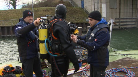 Taucher überprüfen neues Schleusentor. Sie geht nach einem Schiffsunfall wieder in Betrieb