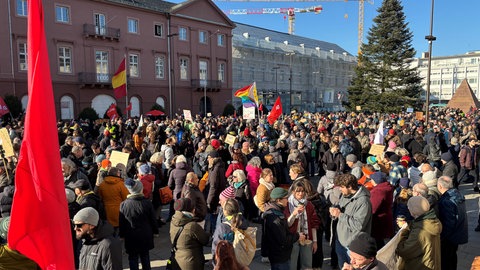Mindestens 5.000 Menschen kamen am Samstag nach Karlsruhe und demonstrierten gegen Rechts und gegen die CDU-Migrationspolitik
