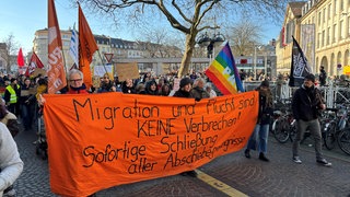 Mindestens 5.000 Menschen kamen am Samstag nach Karlsruhe und demonstrierten gegen Rechts und gegen die CDU-Migrationspolitik.